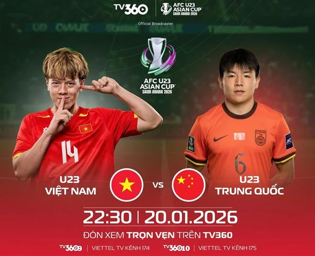 Cầu thủ bóng rổ đang thực hiện cú úp rổ mạnh mẽ